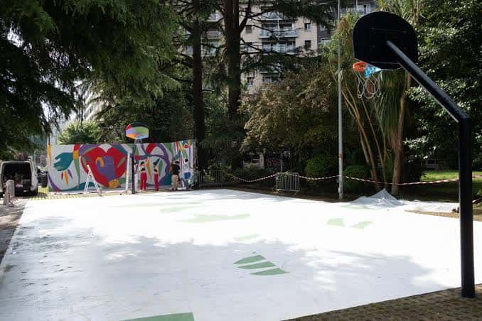 Cancha de baloncesto del Parque Aitzol con murales coloridos y ambiente festivo