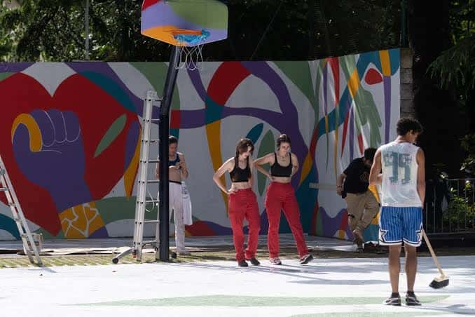 Grupo de personas disfrutando en la cancha decorada del Parque Aitzol
