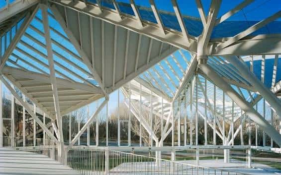 Detalle arquitectónico de la estructura metálica y cristalina del edificio