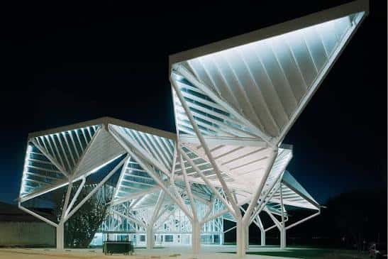 Iluminación nocturna del Bosque de Acero mostrando su diseño vanguardista