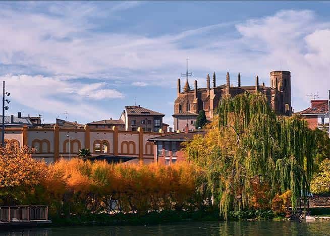 Vista panorámica del Parque Universidad con el río y la Catedral de Huesca al fondo