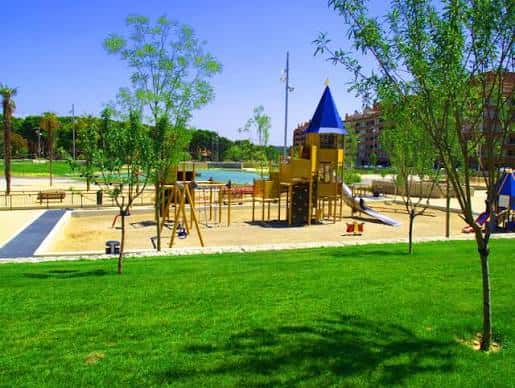 Área infantil con juegos coloridos en el parque