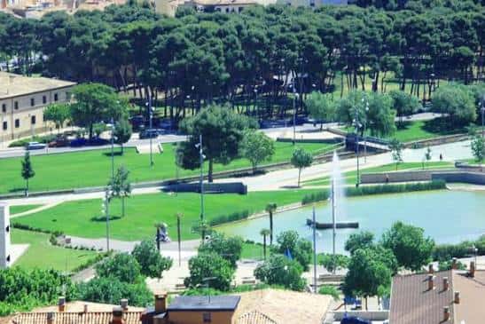 Vista aérea del parque mostrando zonas verdes, senderos y fuentes