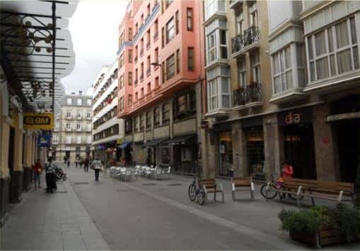 Vista panorámica de la calle peatonal San Prudencio con edificios coloridos y mobiliario urbano