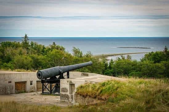 Cañón histórico con vista al océano Atlántico en McNabs Island