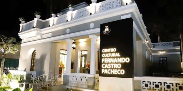 Fachada iluminada del Centro Cultural Fernando Castro Pacheco por la noche