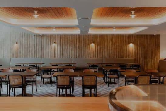 Interior del restaurante con mesas y sillas dispuestas para eventos
