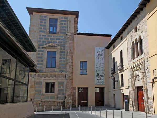Fachada exterior del Palacio del Conde Luna con detalles arquitectónicos medievales y moderno