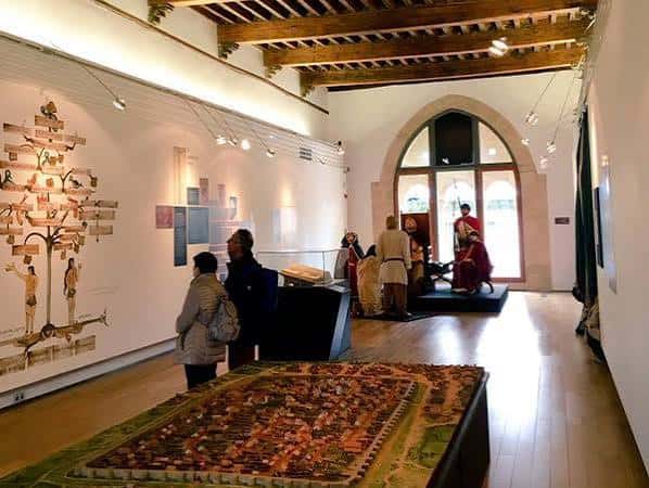Interior del Centro de Interpretación con exposición histórica y maquetas interactivas