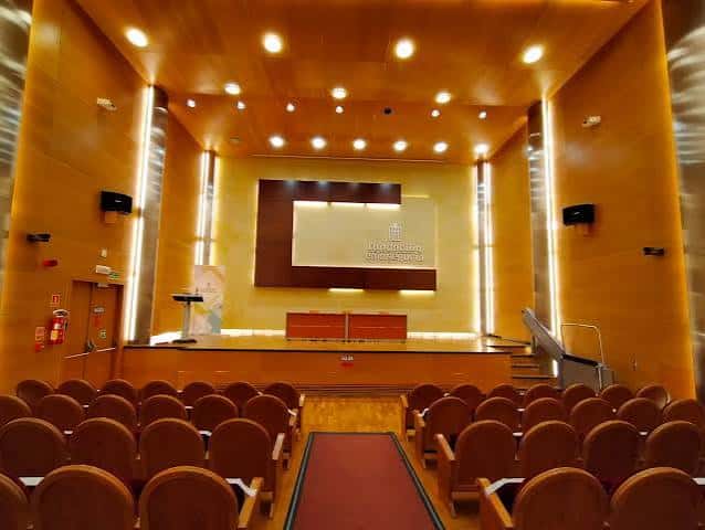 Escenario principal con pantalla de proyección y zona de ponentes
