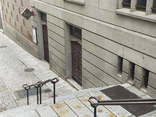 Entrada exterior al edificio Sala Caja Segovia