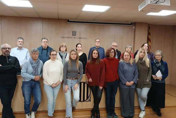 Grupo de personas reunidas en el interior del centro de entidades