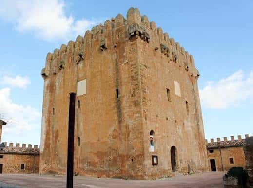 Ángulo lateral de la torre mostrando su estructura histórica y detalles arquitectónicos