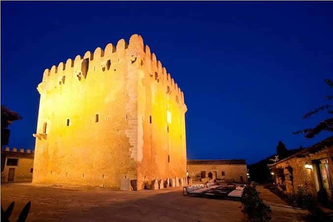 Torre de Canyamel iluminada por la noche, ideal para eventos nocturnos