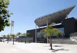 Vista exterior del Centro de Convenciones y Auditorio de Castellón (Grupo Reyes) con su distintiva cubierta moderna