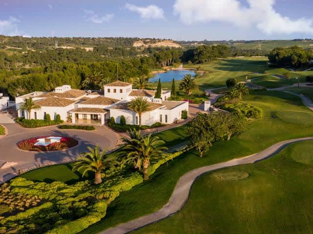 Vista aérea del club con el campo de golf y la piscina central