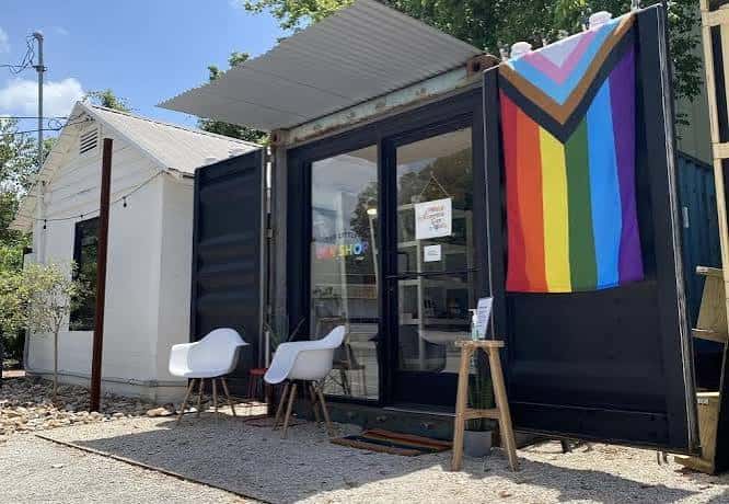 Fachada exterior del Little Gay Shop con bandera arcoíris