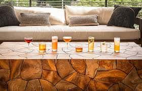 Mesa baja decorativa con una variedad de cócteles servidos