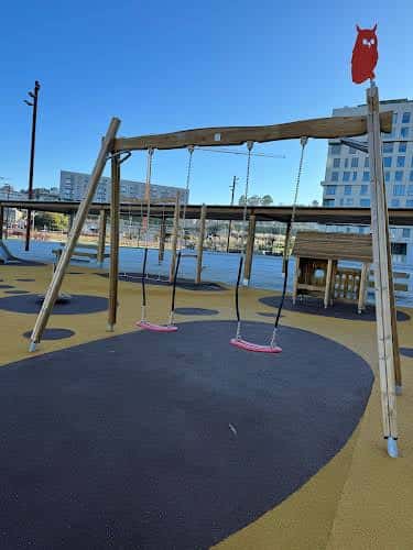 Vista de columpios en el Parque Infantil Xuxán Plaza