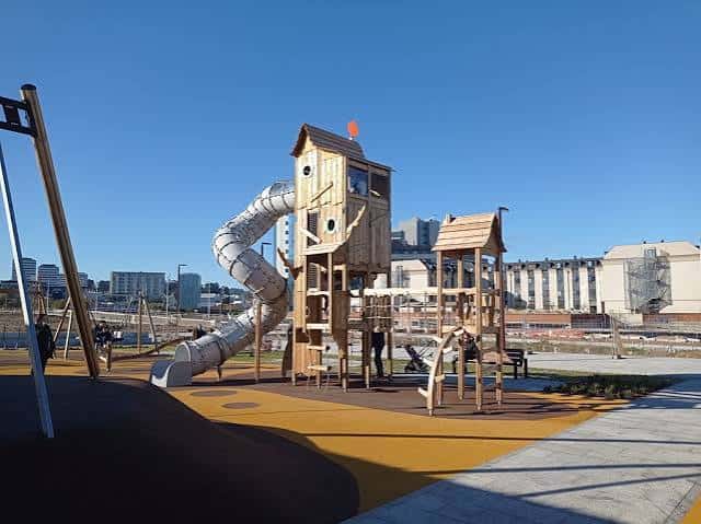 Estructura de madera con tobogán en el parque infantil