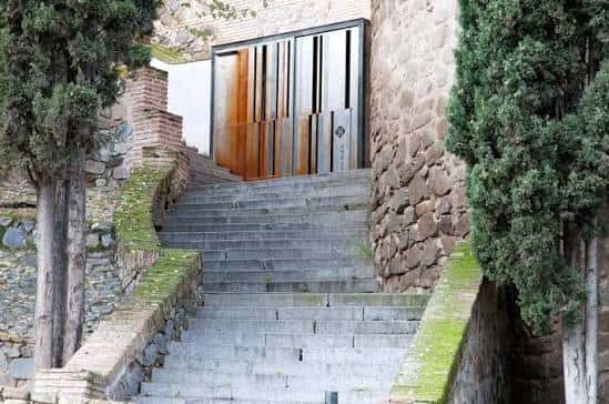 Entrada principal de la Cámara Bufa con escalinata y puerta moderna en entorno histórico