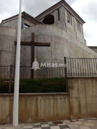 Vista exterior de la Parroquia de San Román Mártir con cruz en primer plano
