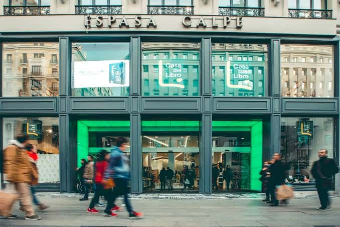 Fachada exterior de la Casa del Libro en Gran Vía con iluminación verde y letrero Espasa Calpe