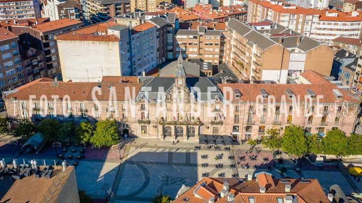 Vista aérea de la Plaza del Ayuntamiento en Torrelavega mostrando el edificio y la plaza circundante