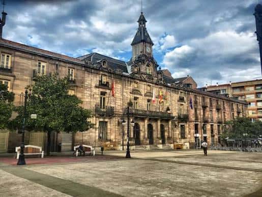 Vista frontal del Ayuntamiento de Torrelavega con su fachada histórica y torre central