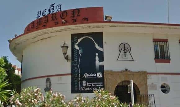 Fachada de la Peña Flamenca en San Fernando, lugar cultural cercano a la plaza