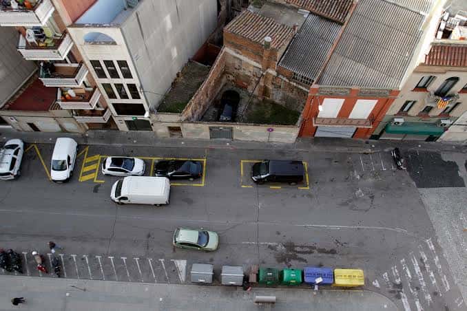 Plaza vista desde arriba con aparcamientos y espacios verdes