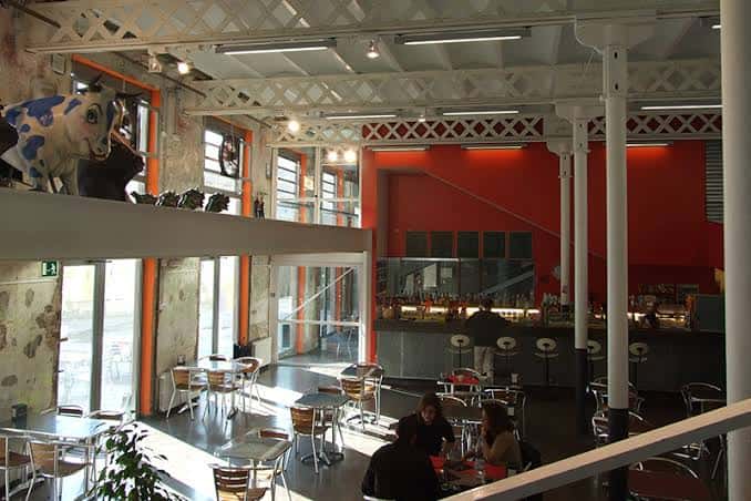 Interior del bar La Troca con decoración industrial y zona de mesas