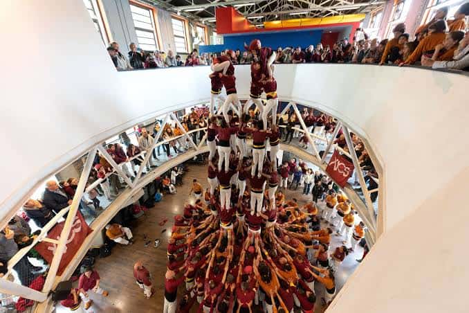 Castell humano construido en el patio central del edificio durante una celebración