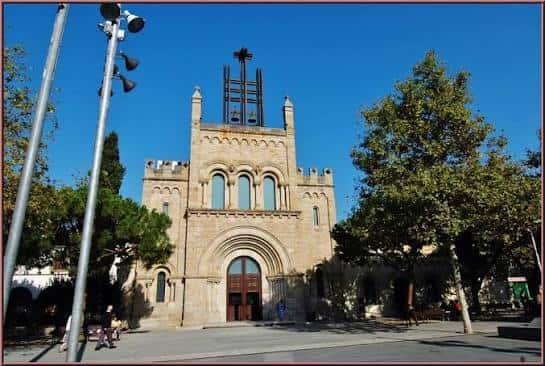 Vista exterior de la fachada principal de la Iglesia Santa María en Castelldefels