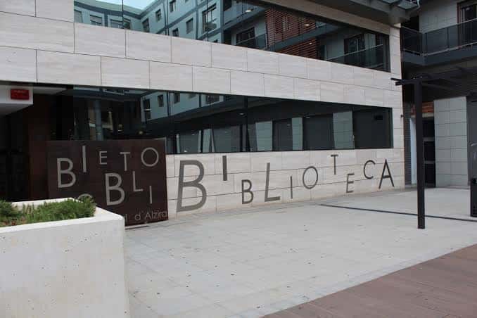 Fachada exterior de la Biblioteca Pública Municipal d'Alzira