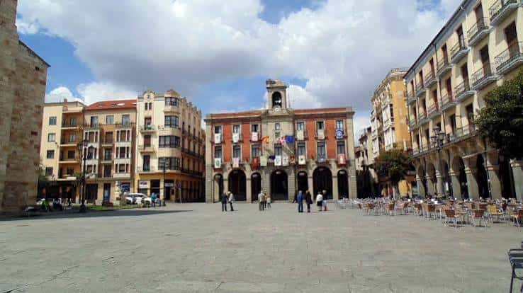 Vista panorámica de la Plaza Mayor de Zamora con edificios históricos y terrazas al aire libre