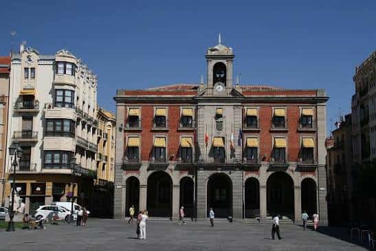 Fachada principal del Ayuntamiento en la Plaza Mayor de Zamora bajo cielo despejado