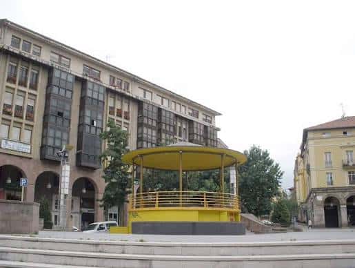 Vista general de la Plaza Mayor con el kiosco amarillo y edificios históricos