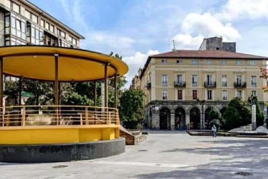 Plaza Mayor en día soleado mostrando arquitectura tradicional y espacio abierto
