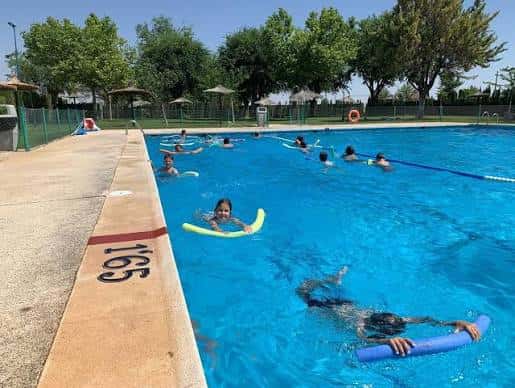 Piscina del Club de Tenis Albacete con niños aprendiendo a nadar
