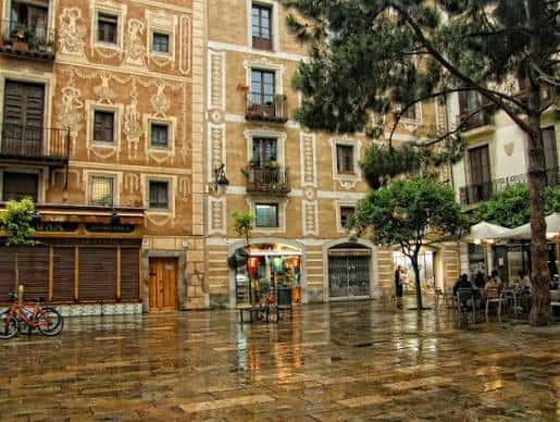 Vista de la Plaza del Pi con edificios históricos y ambiente acogedor