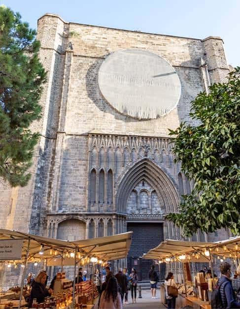 Fachada gótica de la Basílica de Santa Maria del Pi en la plaza