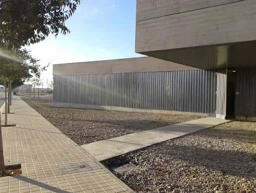 Fachada moderna de la Biblioteca Pere Anguera con detalles arquitectónicos en hormigón y metal