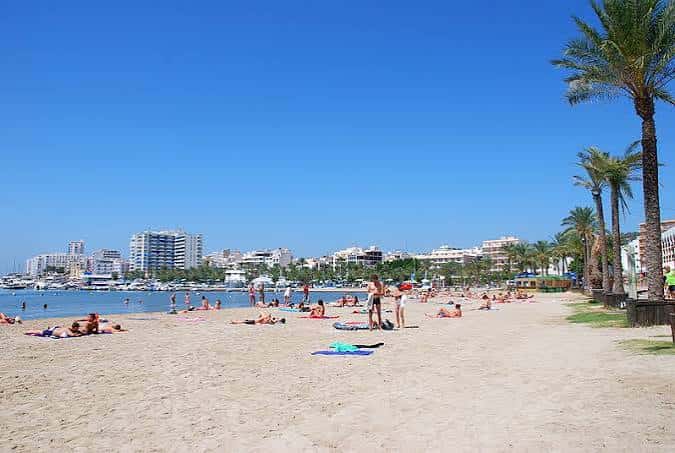 Playa de S'Arenal con bañistas disfrutando del sol y el agua