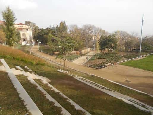 Paisaje general del jardín con senderos y zonas verdes