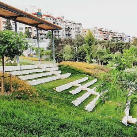 Área de descanso con escaleras integradas en el césped