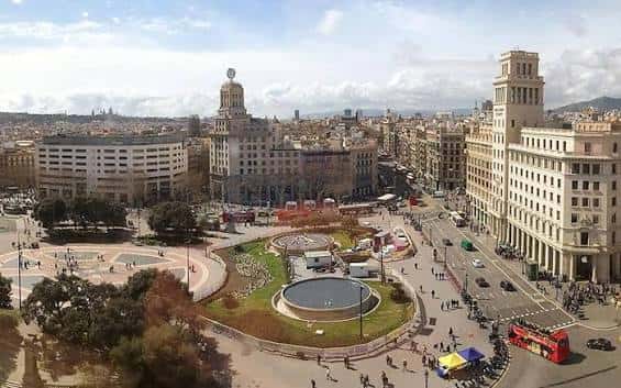 Plaza de Catalunya durante el día con fuentes y zonas verdes visibles