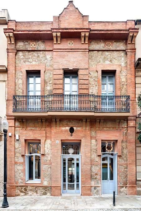 Fachada principal de la Societat Cultural i Esportiva La Lira en Barcelona