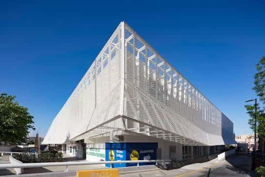 Vista exterior del Mercado de la Vall d'Hebron con su moderna fachada blanca y estructura geométrica