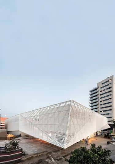 Ángulo arquitectónico del edificio del mercado bajo un cielo despejado